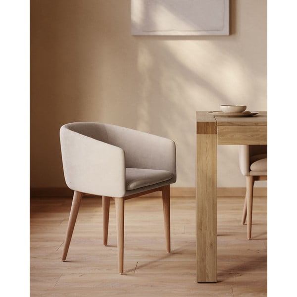 Kreminės spalvos iš audinio valgomojo kėdė su porankiais Harlan – Kave Home-image-1