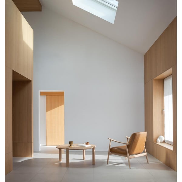 Natūralios spalvos iš ąžuolo masyvo apvalios formos kavos staliukas ø 100 cm Kulin – Gazzda-image-3