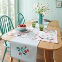 Iš medvilnės stalo takelis 32x220 cm Strawberry Garden – Catherine Lansfield