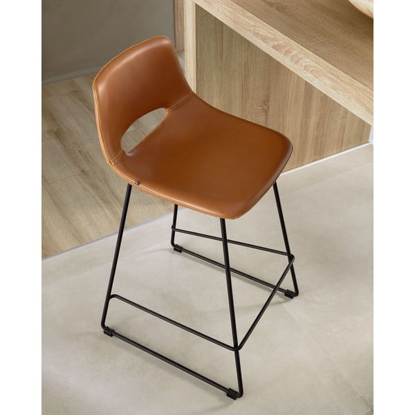 Konjako rudos spalvos iš dirbtinės odos baro taburetė (sėdynės aukštis 76 cm) Zahara – Kave Home-image-1