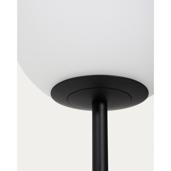 Baltos spalvos/juodos spalvos pastatomas šviestuvas (aukštis 155 cm) su stiklo gaubtu Brisia – Kave Home-image-3
