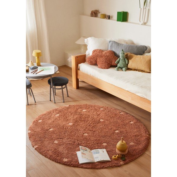 Skalbiamas/rankų darbo iš medvilnės vaikiškas kilimas raudonos plytų spalvos ø140 cm Round Dot Chestnut – Lorena Canals-image-1