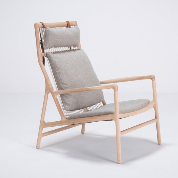 Fotelis su ąžuolo medienos konstrukcija ir pilkos tekstilės sėdyne Gazzda Dedo