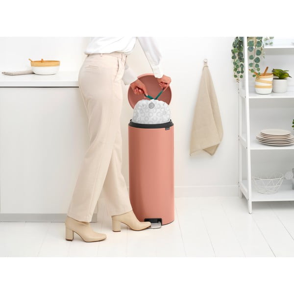 Rausvos spalvos iš plieno šiukšliadėžė su pedalu 30 l NewIcon – Brabantia-image-3