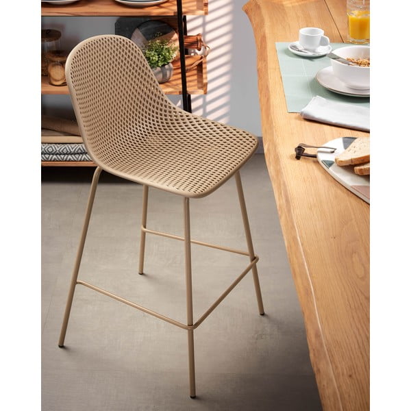 Smėlio spalvos metalinė/plastikinė sodo baro taburetė Quinby – Kave Home-image-1