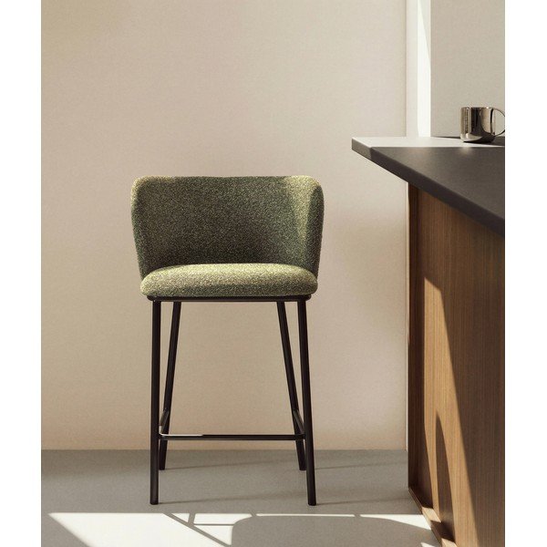 Tamsiai žalios spalvos iš audinio baro taburetė (sėdynės aukštis 65 cm) Ciselia – Kave Home-image-1