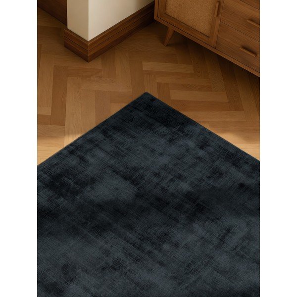 Rankų darbo juodos spalvos iš viskozės kilimas 80x150 cm Noemi – Vikosa-image-3