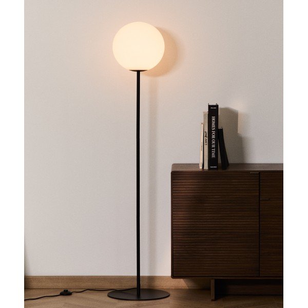 Baltos spalvos/juodos spalvos pastatomas šviestuvas (aukštis 165 cm) su stiklo gaubtu Brisia – Kave Home-image-1