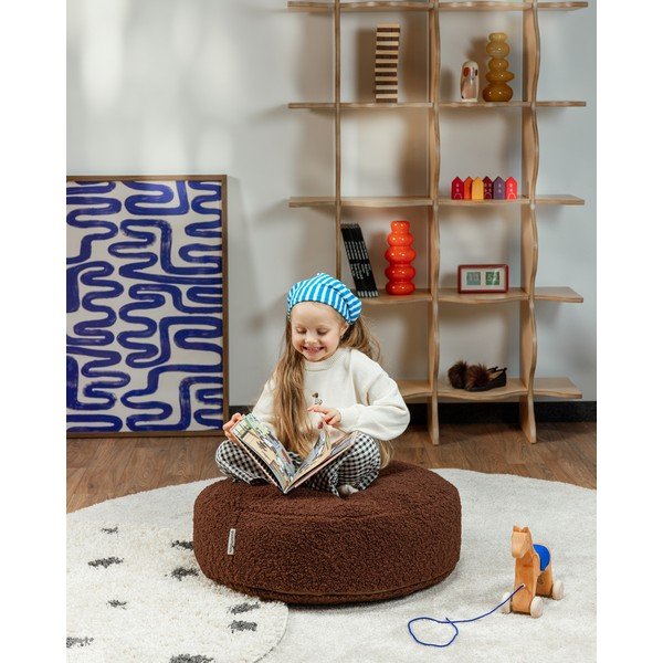 Tamsiai rudos spalvos vaikiškas pufas iš boucle Warm Hazel – Wigiwama-image-2