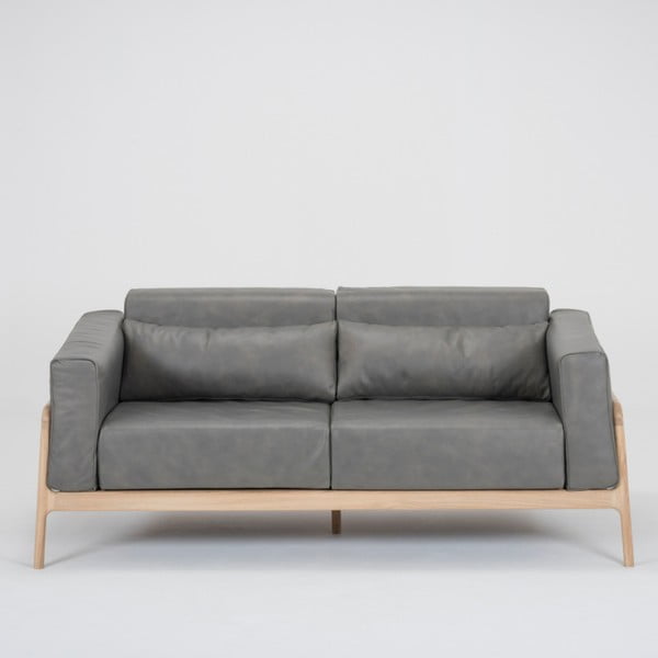 Tamsiai pilka buivolo odos sofa su ąžuolo masyvo konstrukcija Gazzda Fawn, 180 cm