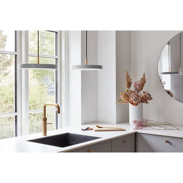 Kabantis šviestuvas šviesiai pilkos spalvos LED ø 31 cm su metaliniu gaubtu Asteria Mini – UMAGE-image-1