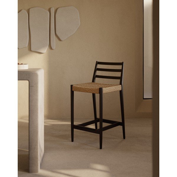 Juodos spalvos/natūralios spalvos iš ąžuolo masyvo baro taburetė (sėdynės aukštis 65 cm) Analy – Kave Home-image-1