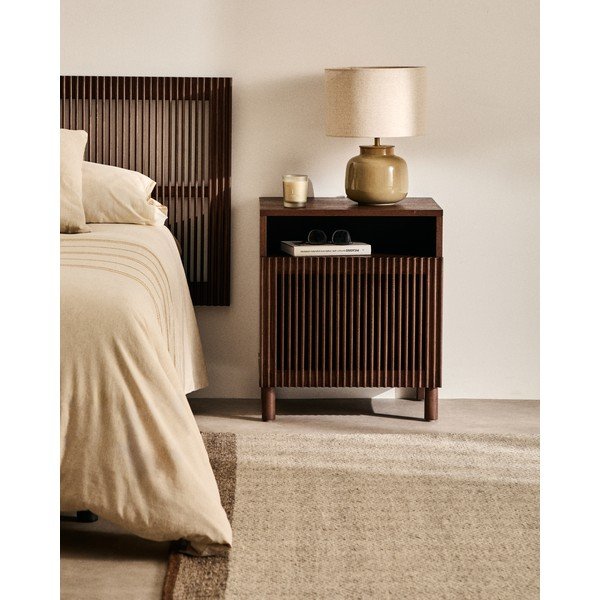 Tamsiai rudos spalvos naktinis staliukas iš riešutmedžio su lentynomis Beyla – Kave Home-image-1