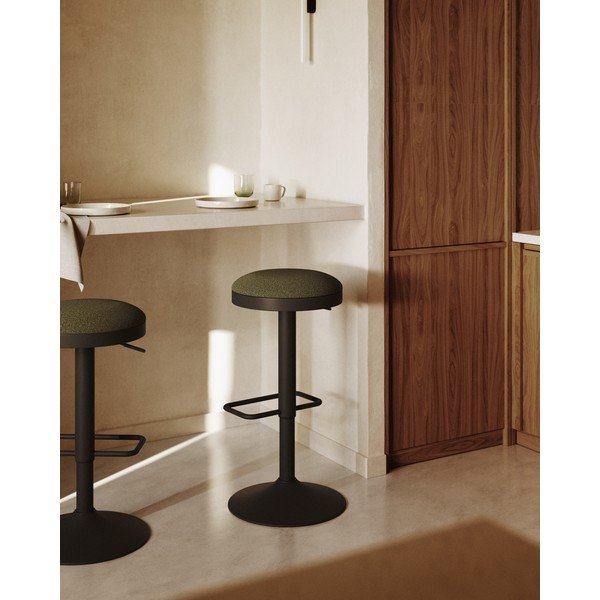 Tamsiai žalios spalvos iš audinio baro kėdžių komplektas reguliuojamo aukščio 2 vnt. (sėdynės aukštis 53,5 cm) Zaib – Kave Home-image-1