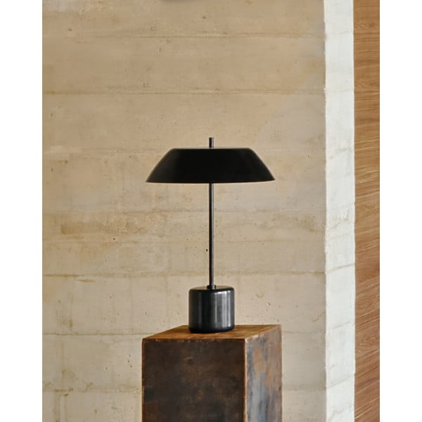 Juodos spalvos iš marmuro stalinis šviestuvas (aukštis 58 cm) su metaliniu gaubtu Sayra – Kave Home-image-1