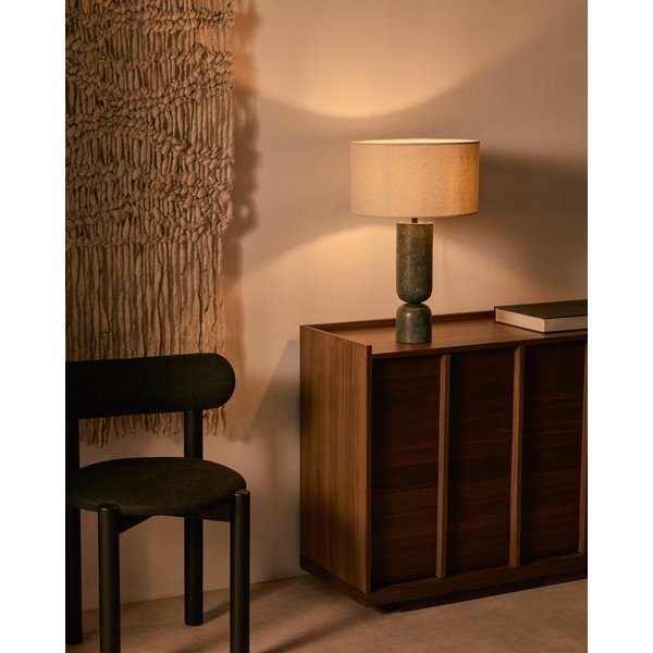 Tamsiai žalios spalvos/smėlio spalvos iš marmuro stalinis šviestuvas (aukštis 57 cm) su tekstiliniu gaubtu Vex – Kave Home-image-1