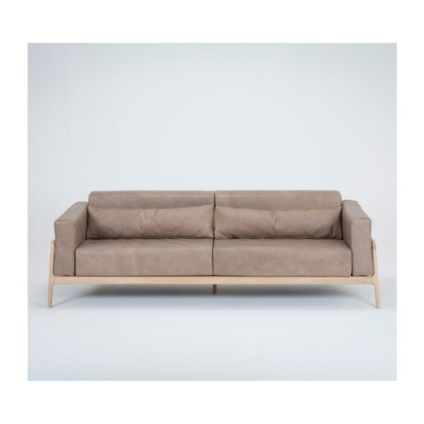 Šviesiai ruda buivolo odos sofa su ąžuolo masyvo konstrukcija Gazzda Fawn, 240 cm