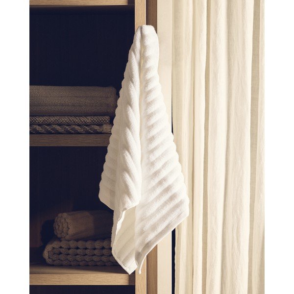 Baltos spalvos iš frote audinio iš medvilnės rankšluostis 50x90 cm Navira – Kave Home-image-1