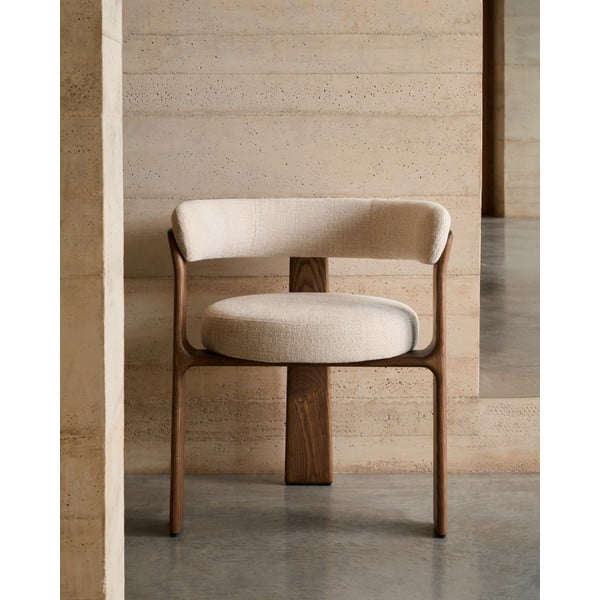 Rudos spalvos/smėlio spalvos iš uosio masyvo valgomojo kėdė su porankiais Granite – Kave Home-image-1