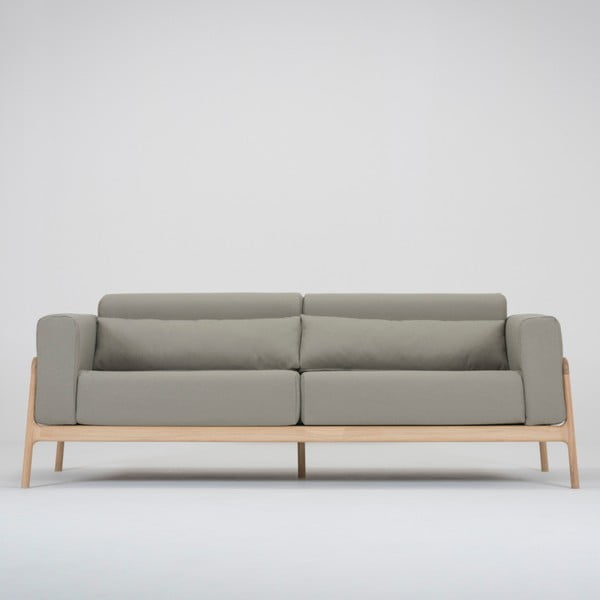 Šviesiai pilka trijų vietų sofa su ąžuolo masyvo konstrukcija "Gazzda Fawn