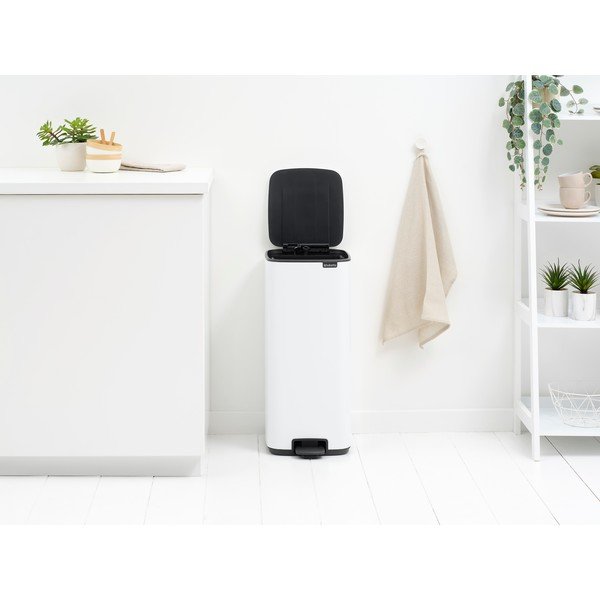 Baltos spalvos šiukšliadėžė iš plieno su pedalu 30 l Bo – Brabantia-image-2