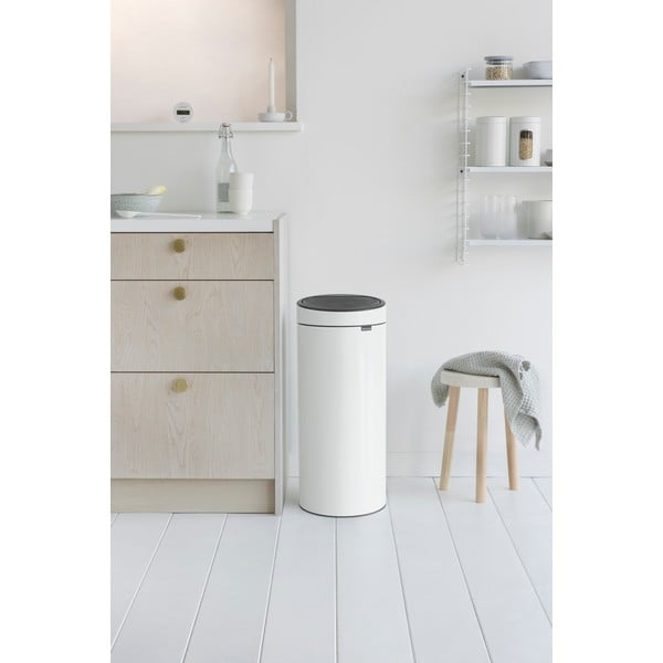 Iš plieno galima atidaryti palietus šiukšliadėžė baltos spalvos 30 l Touch Bin – Brabantia-image-1