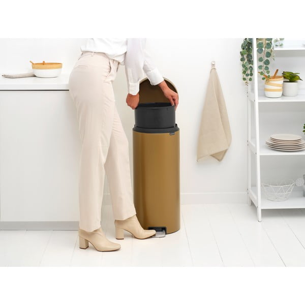Žalvario spalvos iš plieno šiukšliadėžė su pedalu 30 l NewIcon – Brabantia-image-4