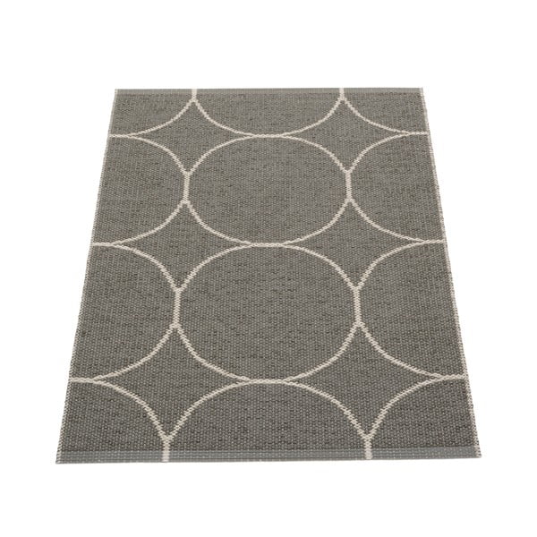 Tamsiai pilkos spalvos lauko ir vidaus kilimas 70x100 cm Boo Charcoal Linen – Pappelina