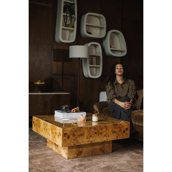 Natūralios spalvos kavos staliukas iš riešutmedžio 90x90 cm Quinn – Dutchbone-image-1