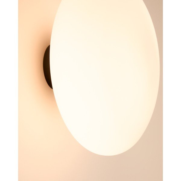 Baltos spalvos/juodos spalvos sieninė lempa ø 26 cm Bamila – Kave Home-image-4