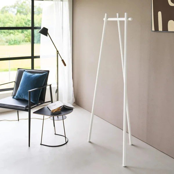 Baltos spalvos iš metalo palto stovas 43x153,5 cm Tower Tri-Post – YAMAZAKI-image-2