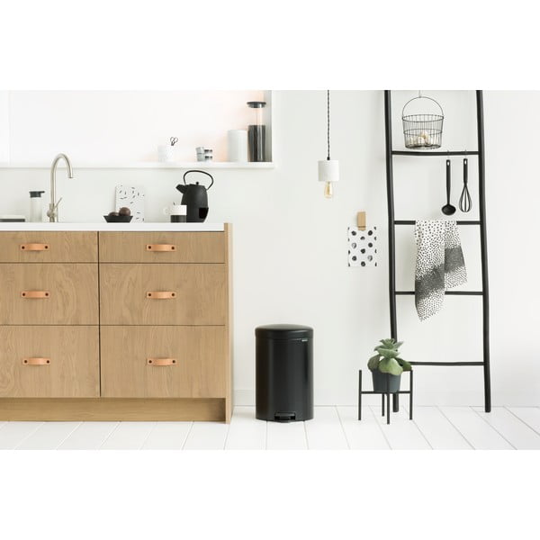 Matinės juodos spalvos iš plieno šiukšliadėžė su pedalu 20 l NewIcon – Brabantia-image-1