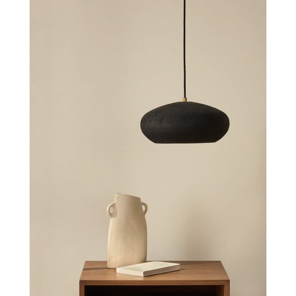 Juodos spalvos kabantis šviestuvas ø 30 cm su metaliniu gaubtu Inda – Kave Home-image-1