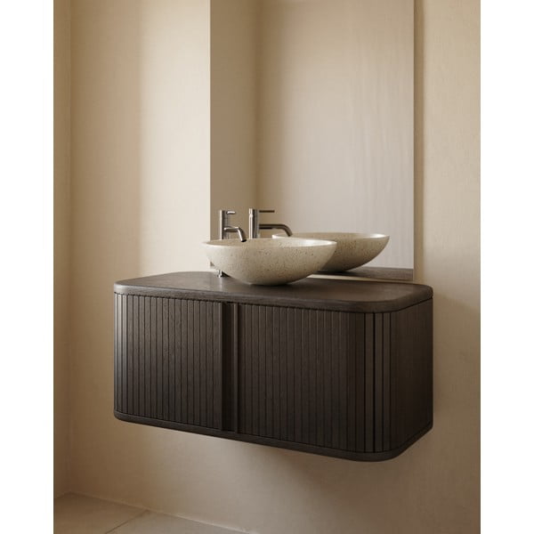 Tamsiai rudos spalvos pakabinama spintelė po kriaukle iš uosio 90x40 cm Mailen – Kave Home-image-1