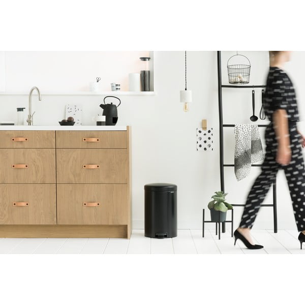 Matinės juodos spalvos iš plieno šiukšliadėžė su pedalu 20 l NewIcon – Brabantia-image-4