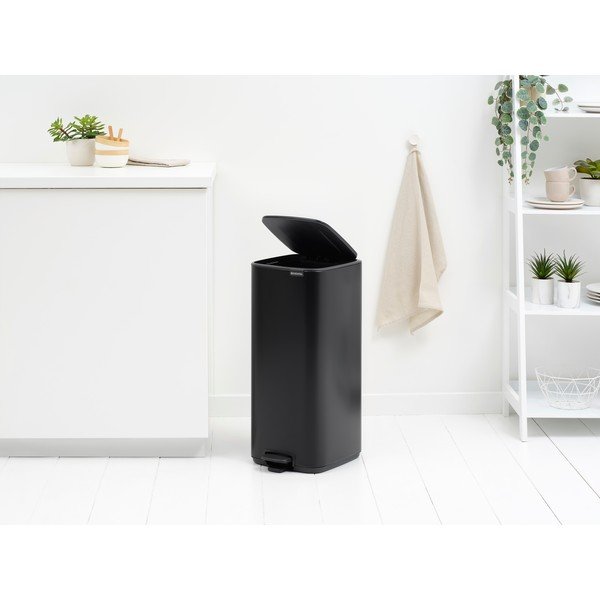 Matinės juodos spalvos šiukšliadėžė iš plieno su pedalu 30 l Bo – Brabantia-image-2