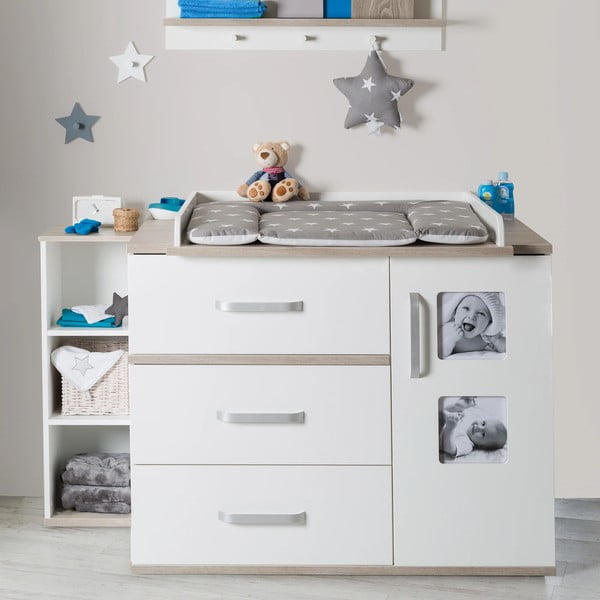 Žema su vystymo stalu vaikiška šoninė spintelė baltos spalvos iš guobos 117x102 cm Moritz – Roba-image-1