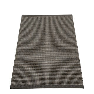 Antracito spalvos lauko ir vidaus kilimas 70x120 cm Emm Black Linen – Pappelina