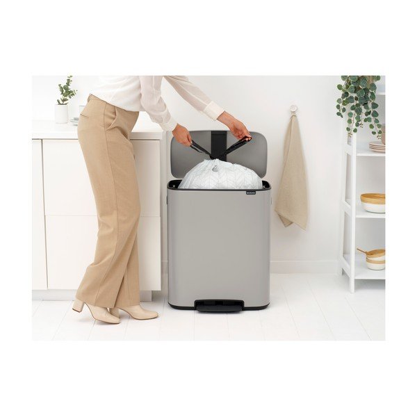Šviesiai pilkos spalvos iš plieno šiukšliadėžė su pedalu 60 l Bo – Brabantia-image-3