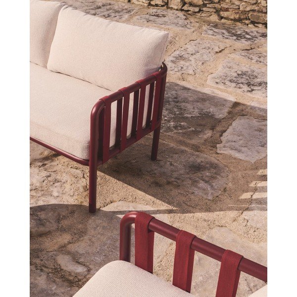 Raudonos spalvos/smėlio spalvos iš aliuminio sodo poilsio baldų komplektas 4 žmonėms Omala – Kave Home-image-3
