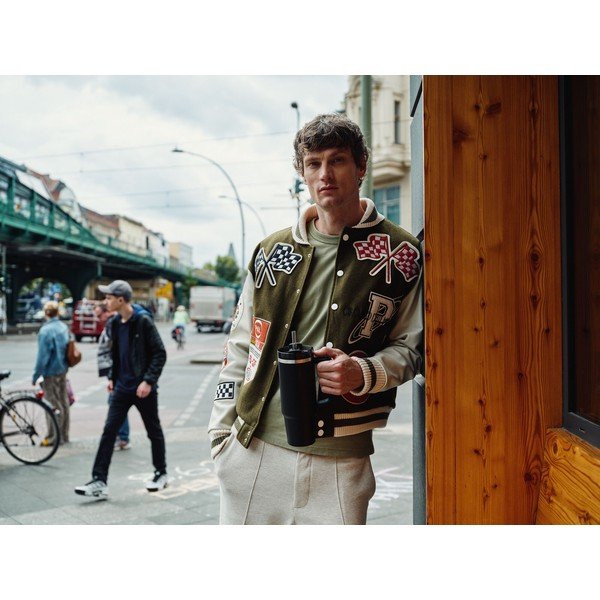 Juodos spalvos iš nerūdijančio plieno su šiaudeliu termosas 890 ml Quencher H2.O FlowState™ Tumbler Black 2.0 – Stanley-image-1