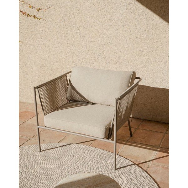 Kreminės spalvos/taupe spalvos metalinis/paminkštinto audinio sodo krėslas Zivia – Kave Home-image-1
