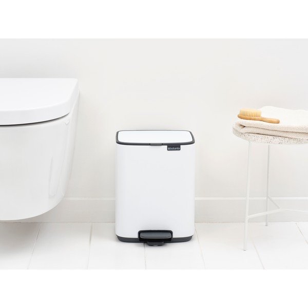 Baltos spalvos šiukšliadėžė iš plieno su pedalu 7 l Bo – Brabantia-image-2