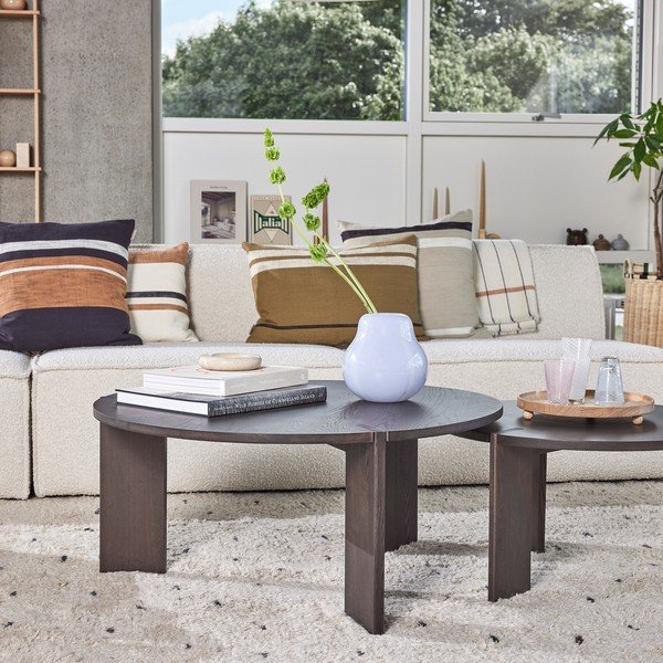 Tamsios natūralios spalvos iš uosio masyvo apvalios formos kavos staliukas ø 65 cm Oy – OYOY Living Design-image-1