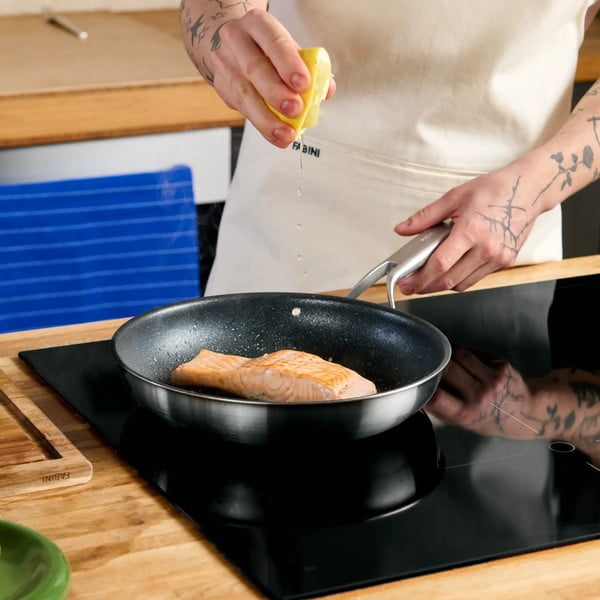 Keptuvė iš nerūdijančio plieno su nelimpančia danga ø 26 cm Lucca 3.0 – FABINI-image-1