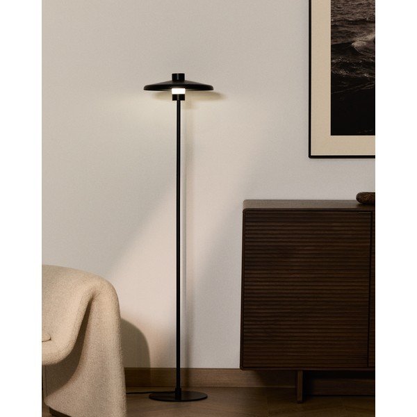 Juodos spalvos pastatomas šviestuvas (aukštis 130 cm) su metaliniu gaubtu Nuvira – Kave Home-image-1