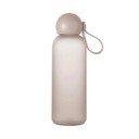 Smėlio spalvos iš perdirbto plastiko butelis Kelioninis buteliukas 650 ml Tom – Sagaform