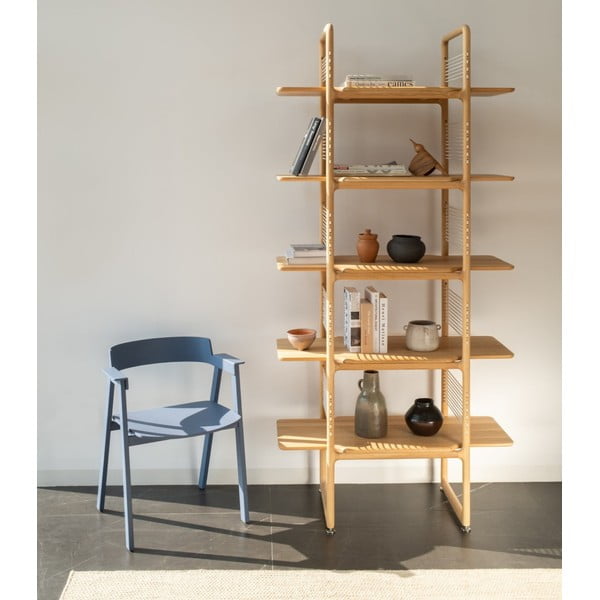 Mėlynos spalvos iš ąžuolo masyvo valgomojo kėdė su porankiais Flip – Gazzda-image-1