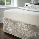 Iš velveto lovos rėmo užvalkalas smėlio spalvos su guma 152x198 cm Crushed Velvet – Catherine Lansfield