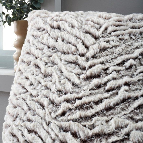 Iš dirbtinio kailio dekoratyvinė pagalvėlė 43x43 cm Wolf Faux Fur – Catherine Lansfield-image-1